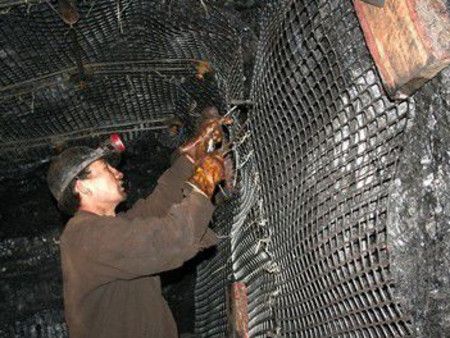 寧夏中電投332巷道礦用格柵施工