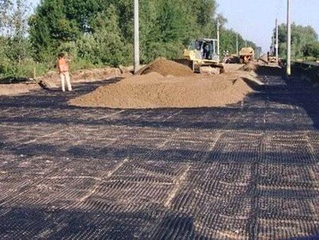 湖北恩施擁軍路-路基格柵鋪設(shè)