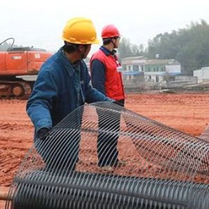 梅州至潮汕鐵路站前單向格柵施工